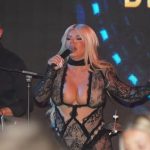DARA BUBAMARA IMA NAMALENI GRADI?! Vo prodziren kombinezon od tantela, otkrivajḱi go svoeto dekolte, a premierno ja pokaža i namalenata figura (FOTO) Vo eden popularen belgradski restoran Dara se pojavi vo provokativna kombinacija - crn kombinezon od tantela, koj celosno gi otkri i gi istakna site nejzini atributi.