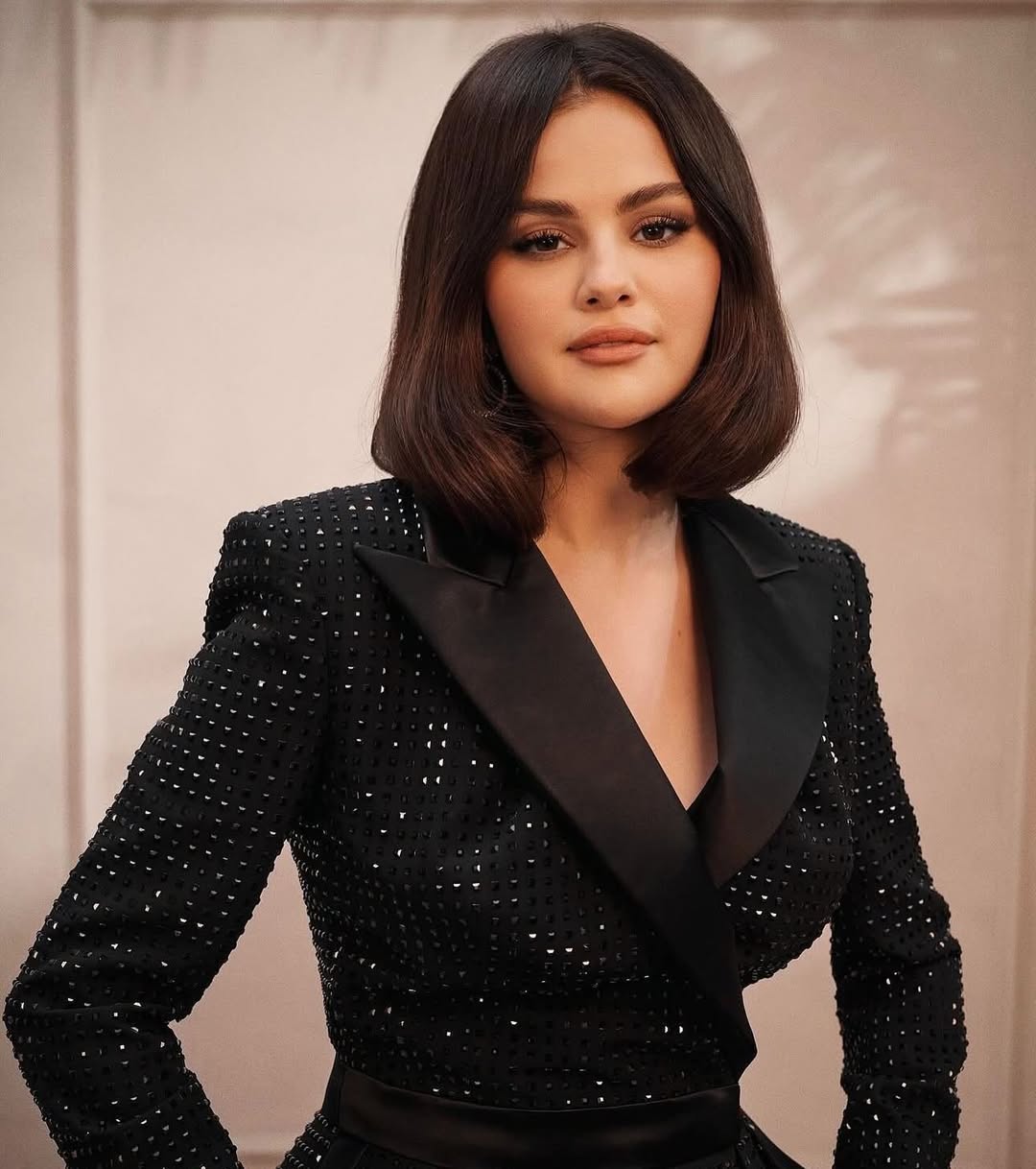 Selena Gomez plače poradi deportacijata na migrantite od SAD: „Go napaǵaat mojot narod“