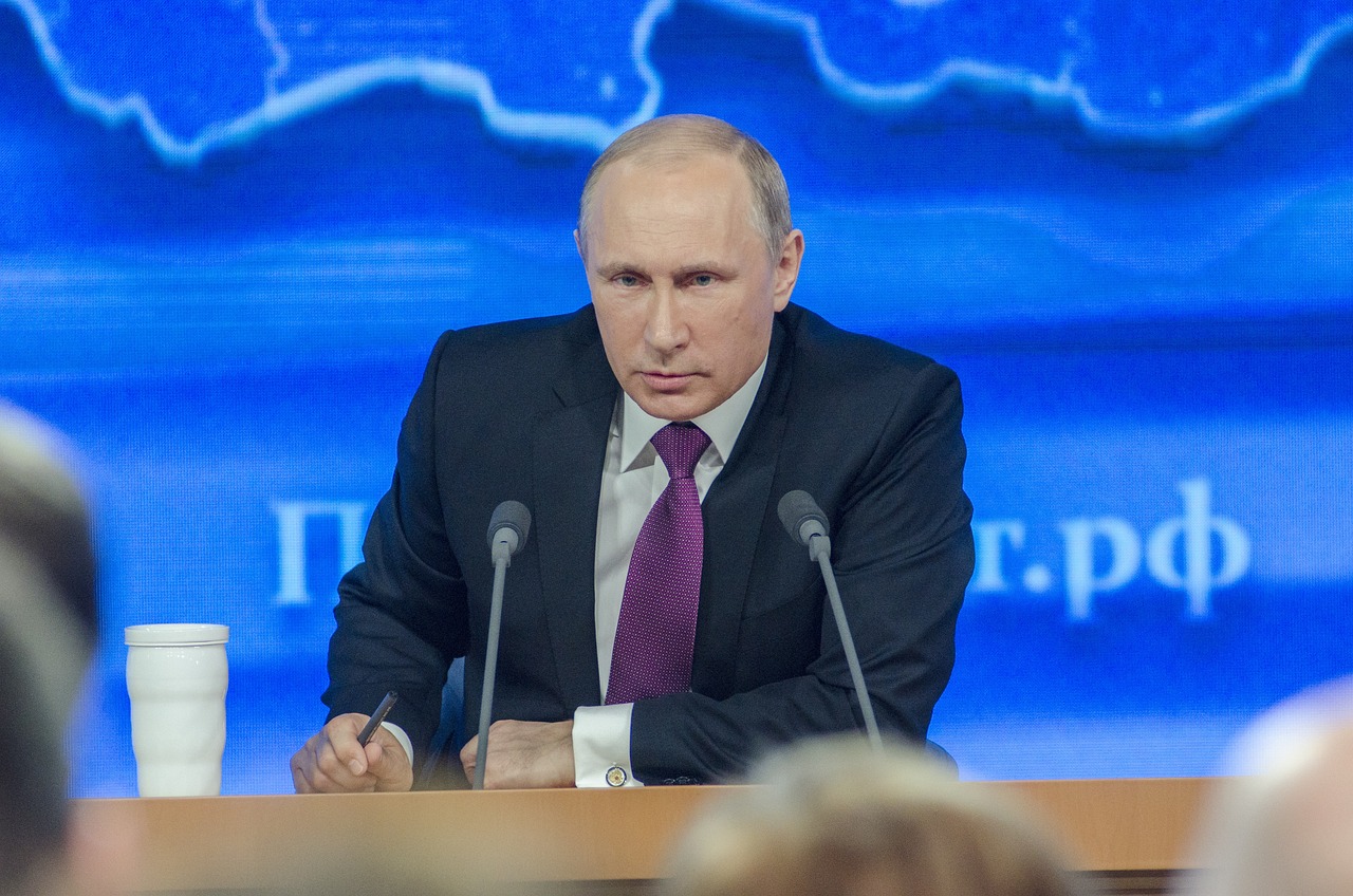 Džud Lo ḱe go glumi Putin vo filmot „Volšebnikot od Kremlj“