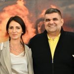 Režiserkata na „Aviondžije“ na ovoj način go iznenadila direktorot na Hajp produkcija! Saša Mirkoviḱ i se obrati na komičen način: „Sinoḱa ne mi se javuvaše na telefon…“