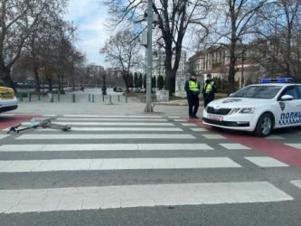 Povtorno nesreḱa vo Skopje: Na pešački pregazen vozač na trotinet