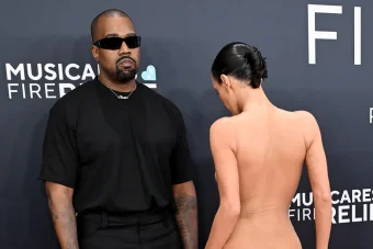 Kanye West i Bianca Censori go šokiraa crveniot tepih na Gremi nagradite!