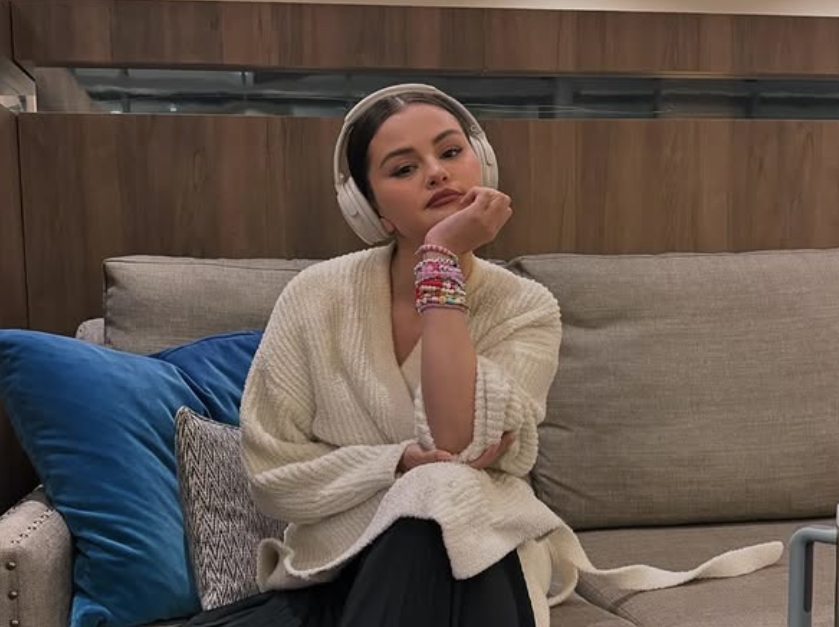 Dlabokoto dekolte na Selena predizvika vozdiški, obožavatelite ja preplavija so komplimenti