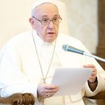 SVETOT MOŽE DA ZDIVNE: Papata imal „mirna“ noḱ vo bolnica