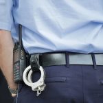 Frlal kamenja vo dvorot na sosedot, pa napadnal i policajci