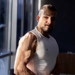 Fitnes trenerot Teodor napiša kniga za da im pomogne na site koi se mačat so višokot kilogrami