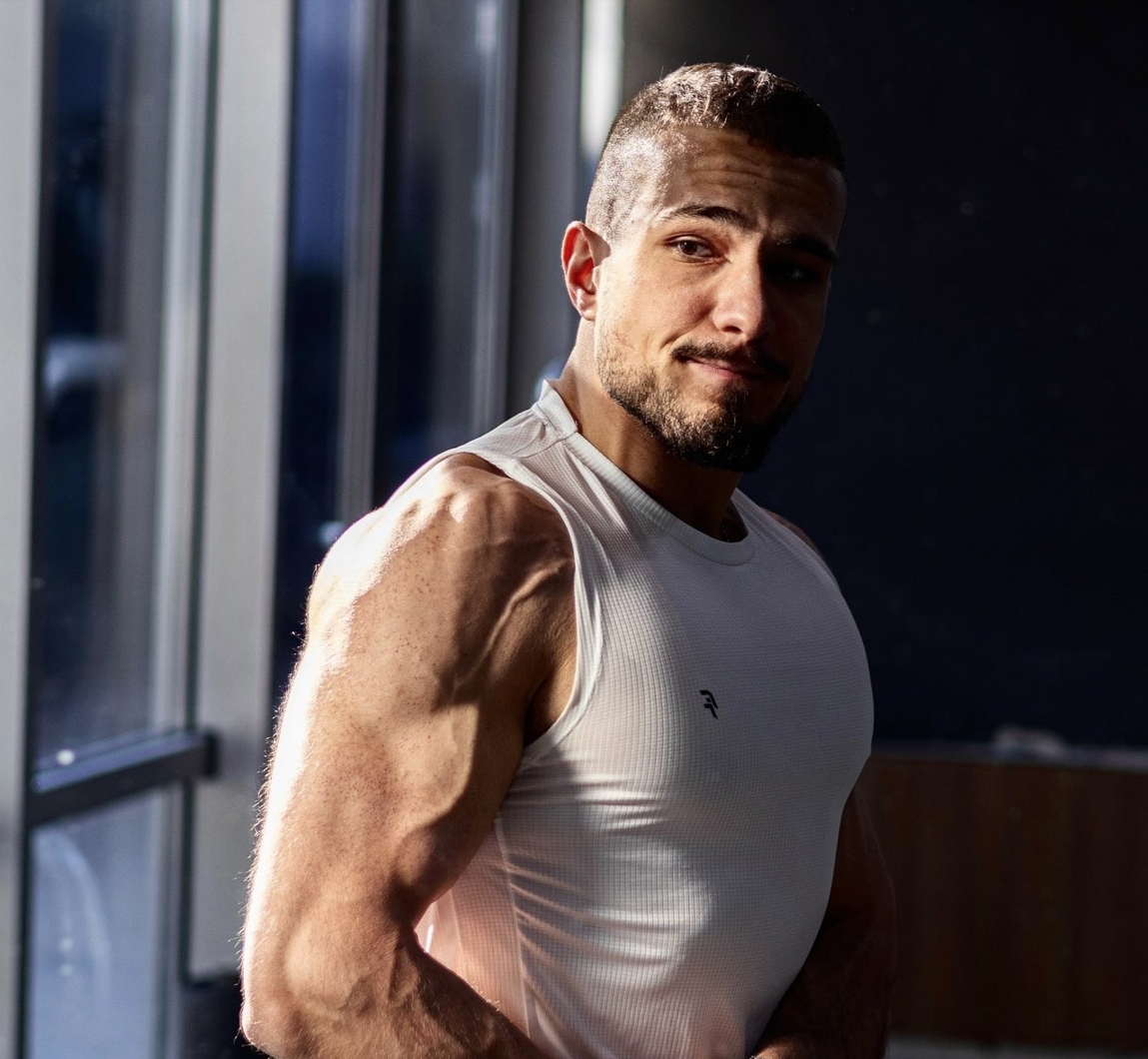 Fitnes trenerot Teodor napiša kniga za da im pomogne na site koi se mačat so višokot kilogrami