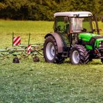 Teško povredeno 21-godišno momče po pad od traktor