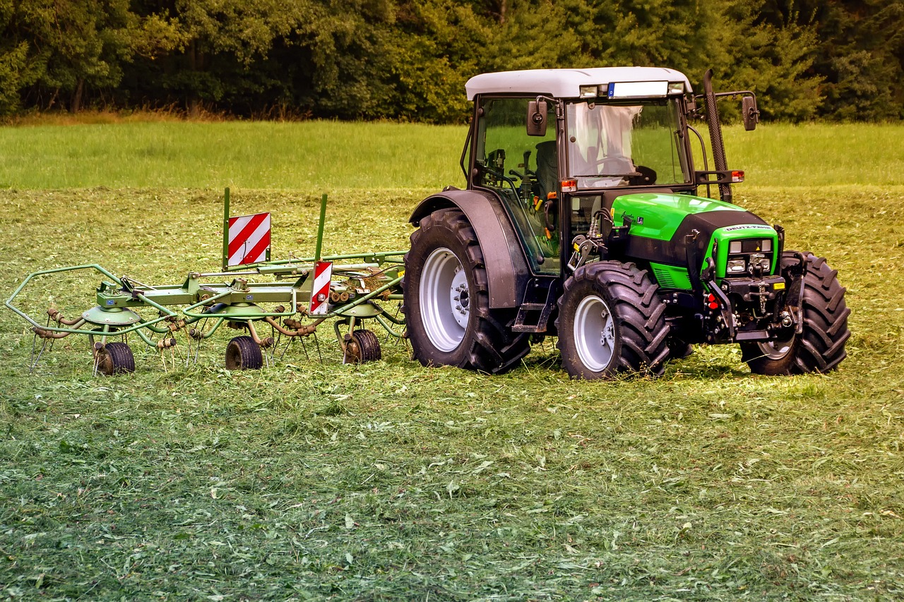 Teško povredeno 21-godišno momče po pad od traktor