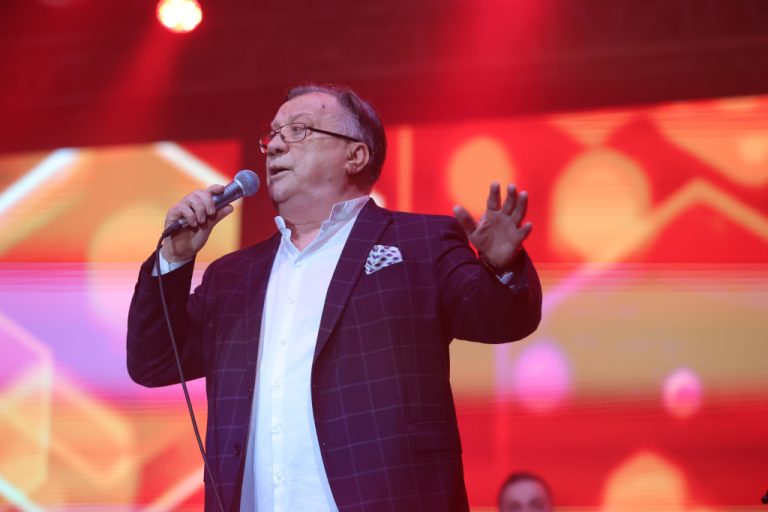 Što se slučuva: Halid Bešliḱ snima vo studioto na gitaristot na Dino Merlin!