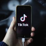 TIKTOK GO KRŠI FEJSBUK! Negovata popularnost meǵu korisnicite rapidno raste i pokraj site teškotii.