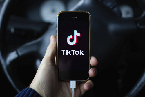 TIKTOK GO KRŠI FEJSBUK! Negovata popularnost meǵu korisnicite rapidno raste i pokraj site teškotii.