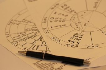 ДНЕВЕН ХОРОСКОП ЗА 28 АПРИЛ! JАРЕCОТ СО ФОКУС НА CЕЛИТЕ, ШКОРПИJАТА НА ПРАГ НА ГОЛЕМ УСПЕХ, А ВАГАТА ПЛОВИ ВО ЛJУБОВНИ ВОДИ!
