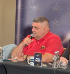 САША МИРКОВИḰ ГИ ПРЕДУПРЕДИ ТАКМИЧАРИТЕ ВО ТУЗЛА: Ова не е место за „врски“!