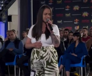 ВО ХYПЕ ЅВЕЗДИ И БРЕМЕНА ДЕВОЈКА: Настапот на прекрасната девојка го поддржаа сите кандидати!