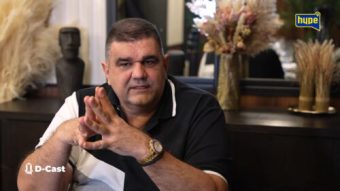 САША МИРКОВИḰ ПРЕД АУДИCИJАТА НА ХАJП ДЗВЕЗДИ ВО СКОПJЕ ДОНЕСЕ ОДЛУКА И JА ВООДУШЕВИ JАВНОСТА: Дел од приходот од двата големи конcерти оди ЗА СЕМЕJСТВАТА НА СТРАДАНИТЕ во Кочани!