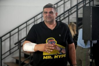 „ТОГАШ ПАЃАМ НА ЗЕМЈА И ПОЧНУВА ШУТИРАЊЕТО СО НОЗЕ“ – Детали за бруталниот напад врз Саша Мирковиќ: „ТОЈ Е БЕГАЛЕЦ И СЕКОЈ ШТО ЌЕ ГО ВИДИ ВЕДНАШ НЕКА ПРИЈАВИ ВО ПОЛИЦИЈА!“