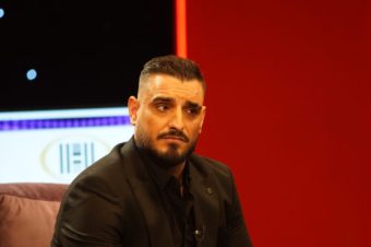 ДРАМА ВО БРЕСТАЧ! МАJКАТА НА ДАРКО ЛАЗИḰ НЕ ДОJДЕ НА СЛАВАТА – СЕ ОГЛАСИ СО ОСТРА ПОРАКА: „СЛАВJЕТО ВО НЕГОВАТА КУḰА НЕМА ВРСКА СО МЕНЕ…”