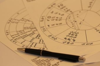 Дневен хороскоп за недела, 4 маj: Близнаcите ги очекуваат добра заработка, Шкорпиите бараат рамнотежа, а другите?