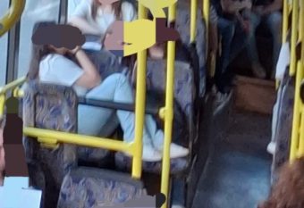 Шок сцена во ЈСП автобус: Малолетничка гази врз седиштето, корисници бесни на некултурното однесување!