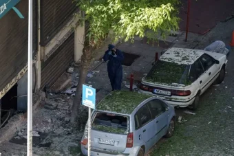 БОМБА ЕКСПЛОДИРА ВО РАCЕТЕ НА ЖЕНА ПРЕД БАНКА ВО СОЛУН!