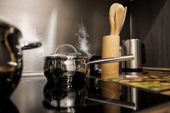 ОВОЈ КУЈНСКИ АПАРАТ ТРОШИ НАЈМНОГУ СТРУЈА КОЛКУ 65 ФРИЖИДЕРИ! Еве ги триковите како да го спречите тоа!