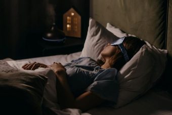 ЧЕСТО СЕ БУДИТЕ ВО ТЕКОТ НА НОЌТА? ЛЕКАРИТЕ ПРЕДУПРЕДУВААТ ЗА НАВИКА КОЈА МОЖЕ ДА ВИ ГО УНИШТИ СОНОТ – ЕВЕ СОВЕТИ КАКО ДА ГО ПОДОБРИТЕ РИТАМОТ НА СПИЕЊЕ!
