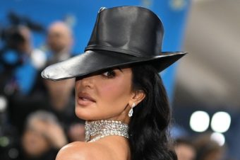 СТЕГНАТА ВО КРОКОДИЛСКА КОЖА, АТРИБУТИТЕ СЕВААТ НА СИТЕ СТРАНИ! Ким Кардашиjан шокираше со стаjлингот на Мет Гала, сите очи вперени во неа (ФОТО)