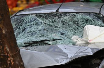 СООБРАЌАЈКА ВО СКОПЈЕ: ВОЗИЛО ИЗЛЕТА ОД ПАТОТ И УДРИ ВО ДРВО НА „ПАРТИЗАНСКИ ОДРЕДИ“