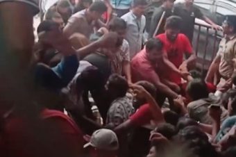 СТРАВОТНИ СЦЕНИ! Стампедо во Индија однесе неколку животи!