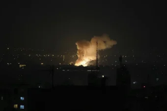 РАКЕТЕН ХАОС ВО ИЗРАЕЛ: ИРАНСКИ БАЛИСТИЧКИ НАПАДИ ГО ПОГОДИЈА ТЕЛ АВИВ, ПОВРЕДЕНИ ПОВЕЌЕ ЛИЦА! (ВИДЕО)