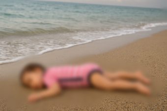 ТЕЛОТО НА ТРИГОДИШНО ДЕВОЈЧЕ ПРОНАЈДЕНО ВО ПЕСОК НА ГРЧКА ПЛАЖА – СТРАВИЧНА ТРАГЕДИЈА ВО ПОПУЛАРНО ЛЕТУВАЛИШТЕ!