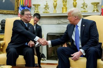 ТРАМП ГО ЗАБОРАВИ ИМЕТО НА ЈАПОНСКИОТ ЛИДЕР И ГО НАРЕЧЕ „ГОСПОДИН ЈАПОНИЈА“