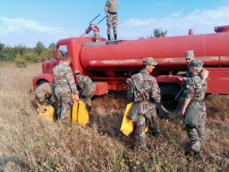 Армијата во првите редови: 60 војници го гаснат пожарот кај касарната Ѓорче Петров!