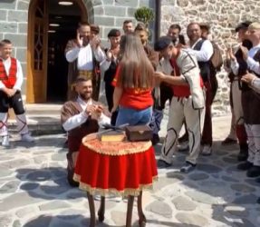СЕНЗАЦИЈА НА ИЛИНДЕНСКИОТ ПАТ: КОЊАНИК JА ЗАПРОСИ СВОЈАТА САКАНА КОМИТКА ТОЧНО НА ПАТ КОН КРУШЕВО!