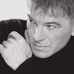 ВЛАДО ЈАНЕВСКИ СО НОВ СИНГЛ „ШТОМ СУМ СРЕЌНА“ – ПЕСНА ЗА ДЕВОЈКИТЕ ШТО МУ ПРИОЃААТ ПО КОНЦЕРТИТЕ!