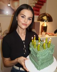 СЕЛЕНА ГОМЕЗ ГО ОДБЕЛЕЖА 33-ТИОТ РОДЕНДЕН СО ПОРАКА ЗА МЕНТАЛНОТО ЗДРАВЈЕ!