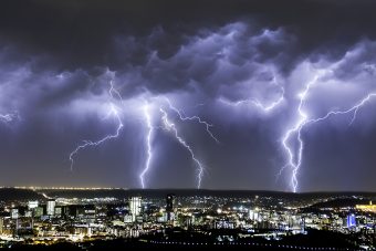 СКОПЈЕ ПОД ВОДА: НЕВРЕМЕТО ПРЕДИЗВИКА ХАОС, ПАДНАТИ ДРВЈА И ОШТЕТЕНИ ВОЗИЛА!