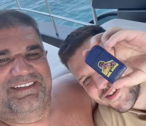 „И за тато – посебена запалка! Саша Мирковиќ со синот Алексеј на брод — оваа сцена го насмеа мнозина! (ВИДЕО)“