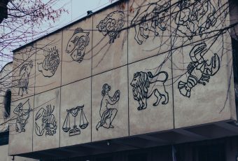ВАГИТЕ ЌЕ МОРА ДА ИЗБЕРАТ СТРАНА, РИБИТЕ ЌЕ СЕ СООЧАТ СО СТАРА ЉУБОВ – ХОРОСКОП ЗА 27 АВГУСТ 2025!