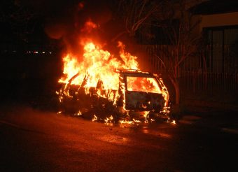 ВОЗИЛО ВО ПЛАМЕН НА ЈАВЕН ПАРКИНГ – ИЗГОРЕ ДО ТЕМЕЛ!