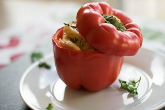 РЕЦЕПТ ЗА НАЈСОЧНИТЕ ПОСНИ ПОЛНЕТИ ПИПЕРКИ: Вкусен ручек за целото семејство!