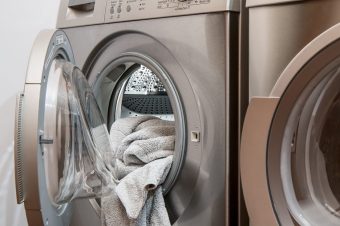 МАШИНАТА ЗА ПЕРЕЊЕ МОЖЕ ДА ЗАШТЕДИ ДО 40% СТРУЈА: Експертите ја откриваат идеалната температура за перење – ЕВЕ ГО ТРИКОТ!