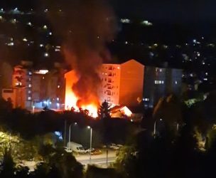 СТРАВ И ПАНИКА ВО КОЗЛЕ: ПОЖАР КАЈ ОСНОВНО УЧИЛИШТЕ – СЕ СЛУШАЛЕ ЕКСПЛОЗИИ, ГУСТ ЧАД JА ПРЕКРИ НАСЕЛБАТА, РЕАГИРАШЕ И СНЕЖЕ ВЕЛКОВ! (ФОТО)