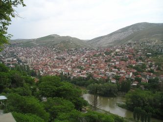 МАЖ ОД ВЕЛЕС ЈА ПРОГОНУВАЛ И НАПАЃАЛ ПОРАНЕШНАТА ПАРТНЕРКА, ЗАВРШИ ВО ПРИТВОР!