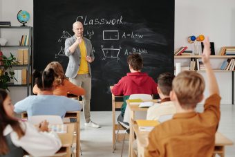 НОВИ УЧЕБНИЦИ, Е-ДНЕВНИК И ВЕШТАЧКА ИНТЕЛИГЕНЦИЈА – ШТО НОСИ УЧЕБНАТА 2025/2026 ГОДИНА!