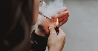 ШОКАНТНИ БРОЈКИ: 40% ОД МЛАДИТЕ ДО 18 ПУШАТ, ПРВА ЦИГАРА ПАЛАТ И НА 13 ГОДИНИ!