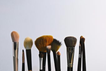 НЕЧИСТИТЕ ЧЕТКИ ЗА ШМИНКА ИМААТ ПОВЕЌЕ БАКТЕРИИ ОТКОЛКУ ВЦ ШКОЛКА!
